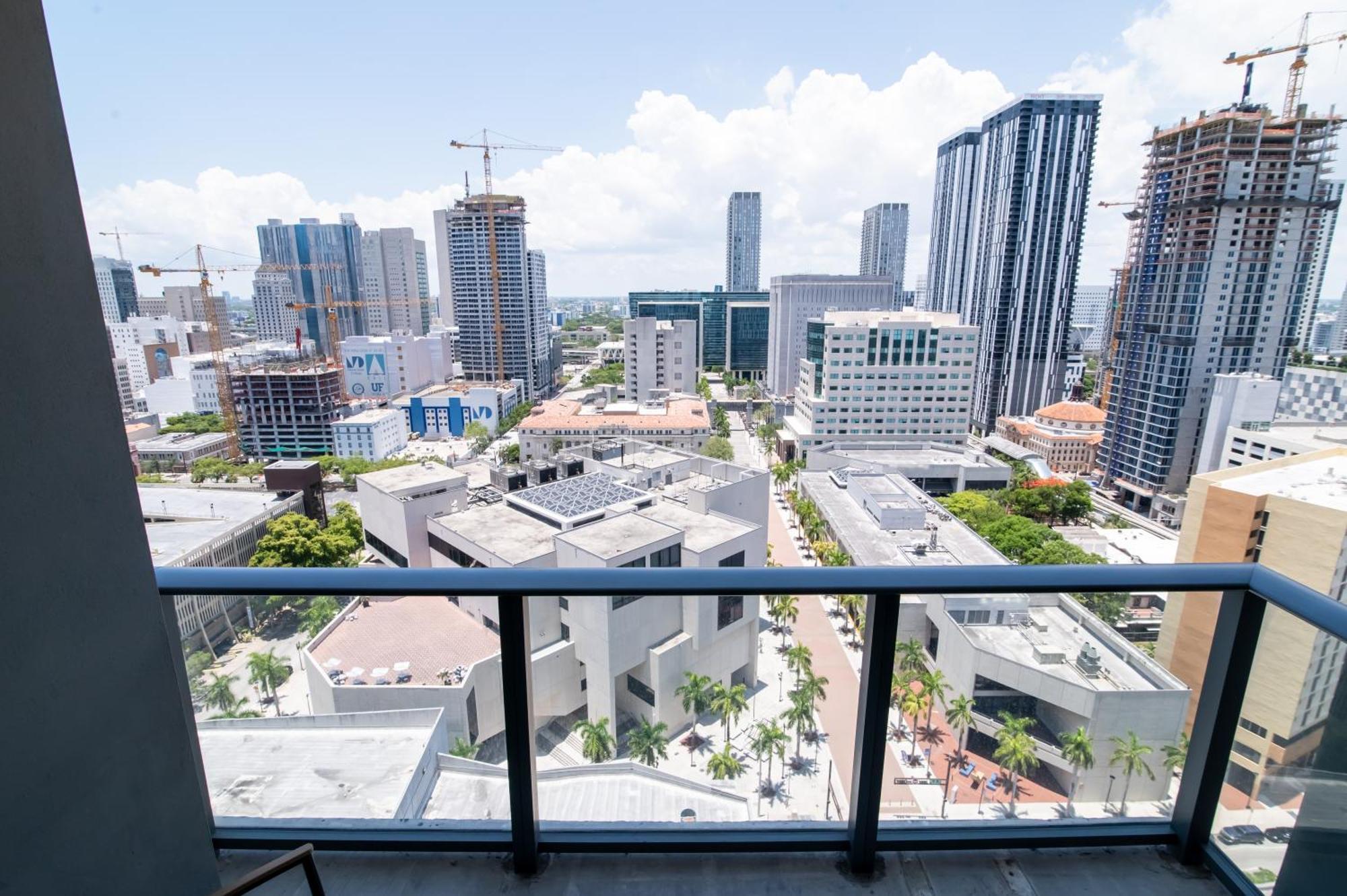 Luxurious King Bed Suite In Downtown Miami Dış mekan fotoğraf